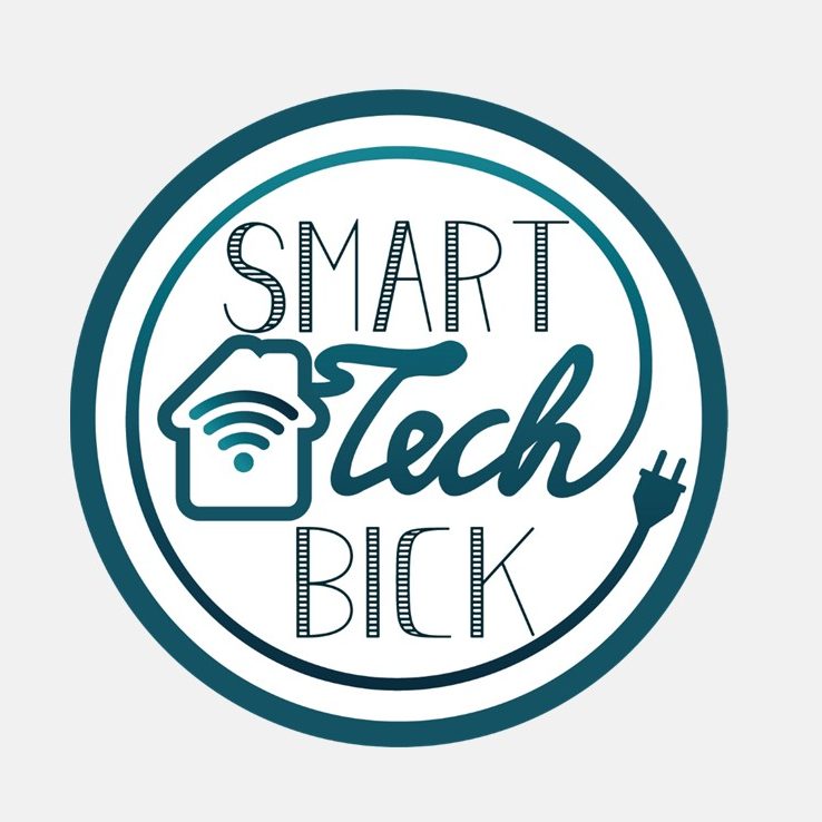 Logo von Smart Tech Bick mit Kabel und Stecker, Haus-Symbol und WLAN-Signal.