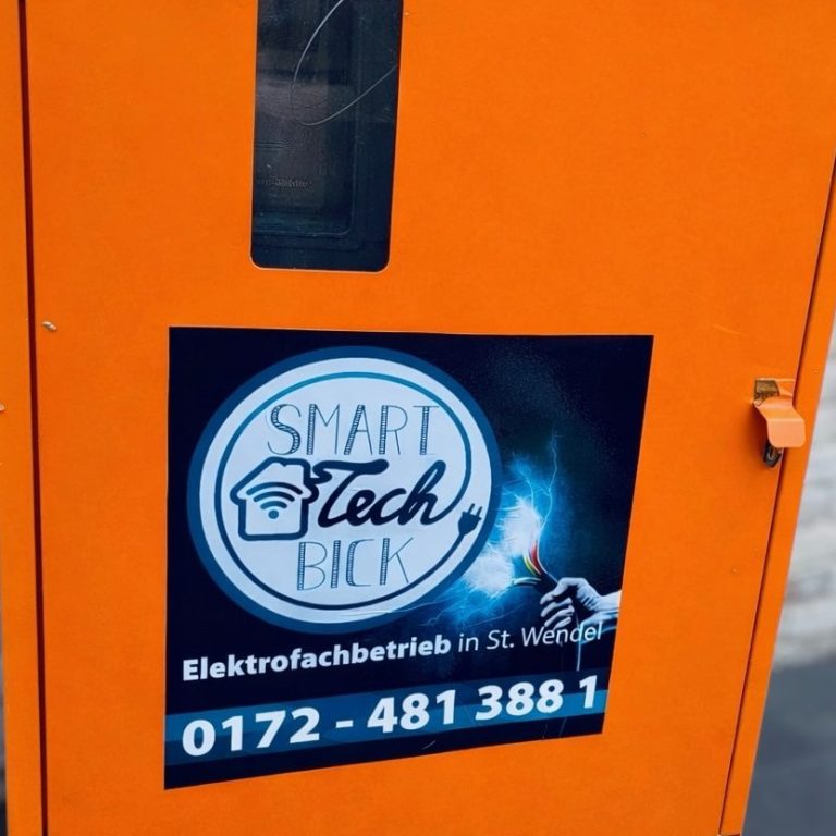 Baustromverteiler Orange Verteilerkasten mit Werbung für Smart Tech, Elektrofirma und Kontaktnummer.