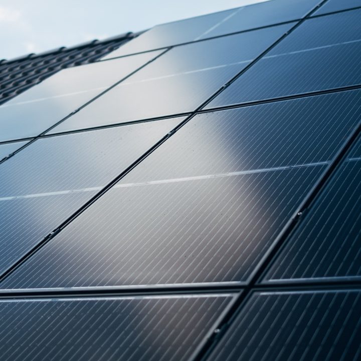 PV Anlage Nahaufnahme von Photovoltaik-Solarmodulen auf einem Dach.