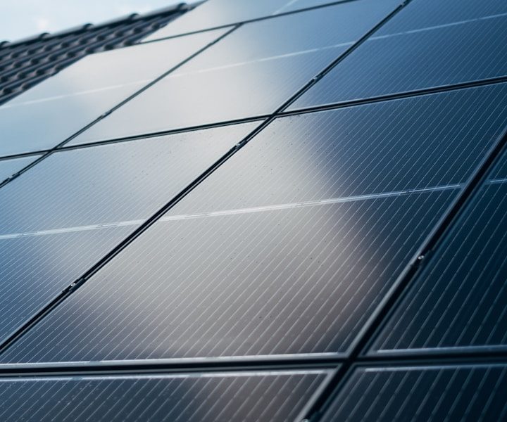 Nahaufnahme von Solarpanelen mit reflektierendem Licht.