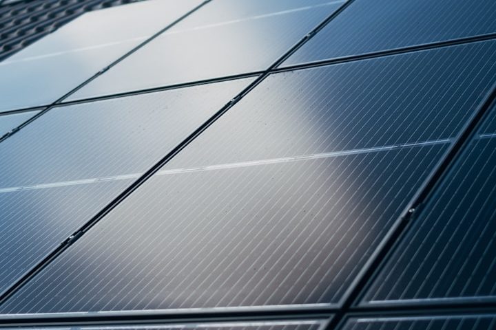 Nahaufnahme von Solarpaneelen mit reflektierender Oberfläche.