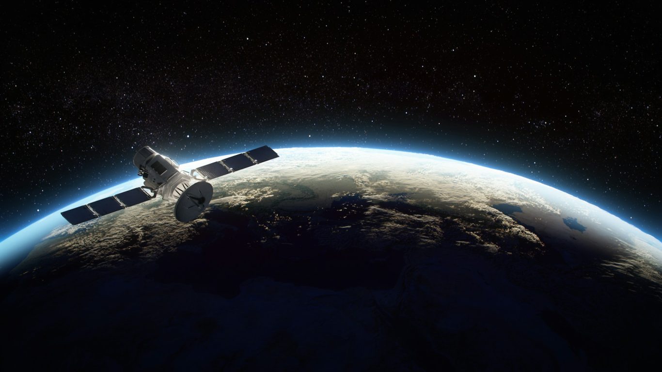 SAT-Anlage Raumschiff umkreist die Erde mit Sicht auf den Planeten und den Weltraum.