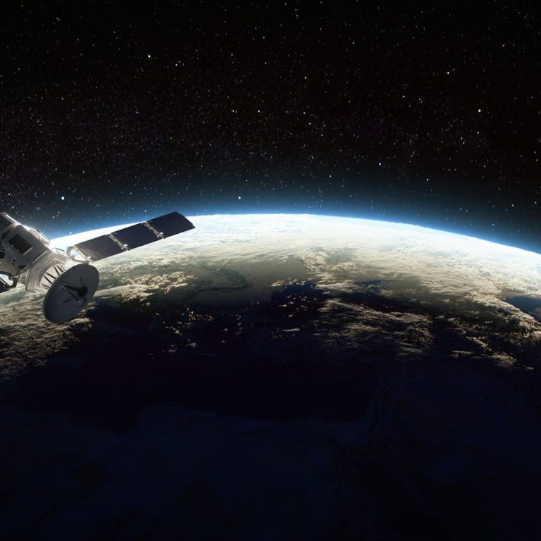 SAT-Anlagen Ein Satellit schwebt über der Erde mit theatralischem Blick auf den Planeten.